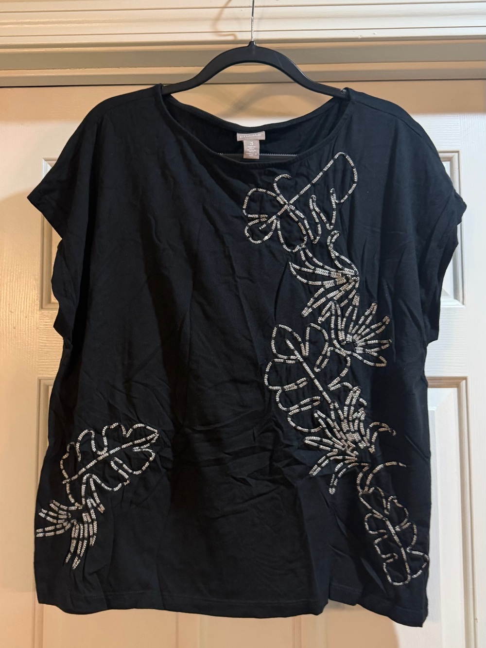 Chico's Black Tee w/ Embroidered Floral Embellishment Size 3 / XL Pit2Pit 23.5”
